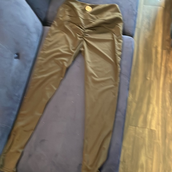 Butt enhancing leggings - Picture 2 of 2